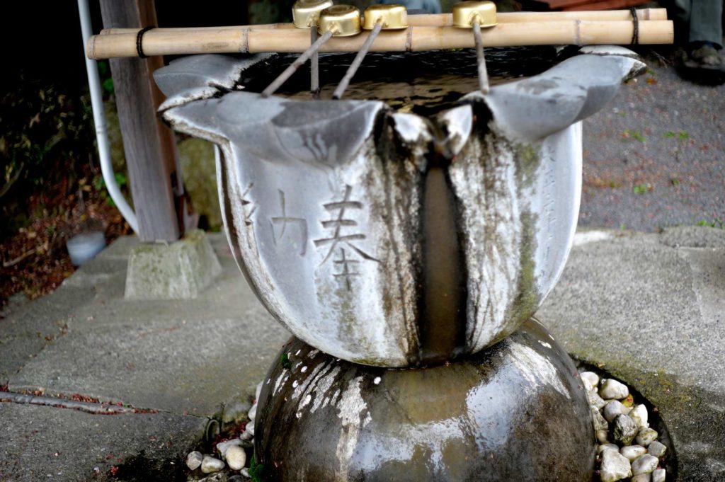 「手水」　温泉神社